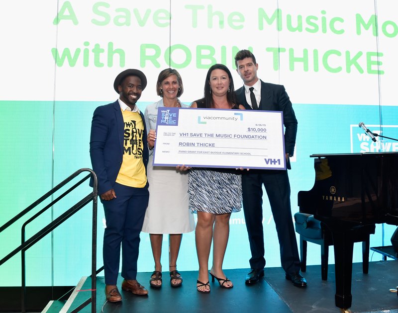 VH1 Save The Music Foundation & Viacommunity Robin Thicke Piano Delivery