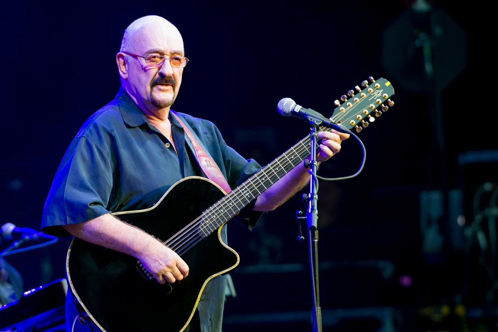 Dave Mason at Santa Barbara Bowl - photo by Tom Long