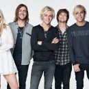 R5 sign with UTA