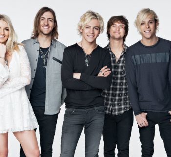 R5 sign with UTA