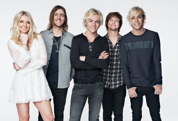 R5 sign with UTA