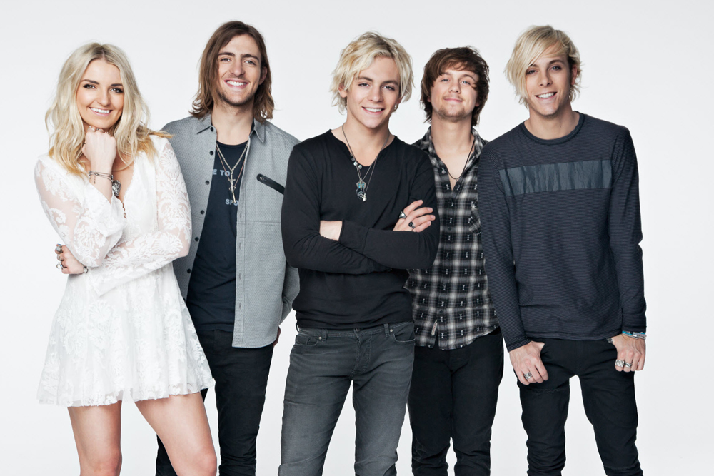 R5 sign with UTA