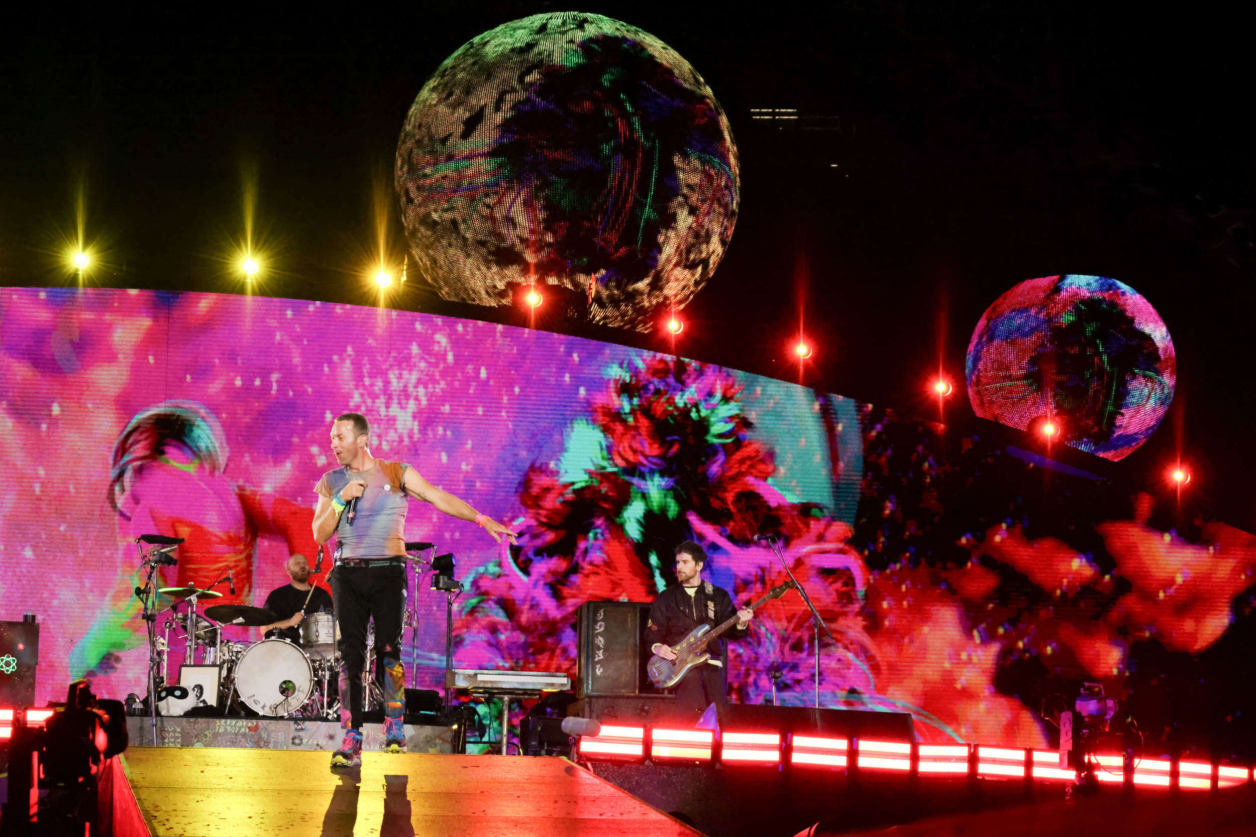 Review: Coldplay return with 'Music of the Spheres' - Los Angeles Times